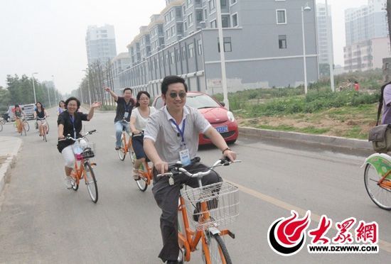 記者們騎上公共自行車，感受到城市公共自行車的便捷和樂趣。 記者 郭豪 攝。